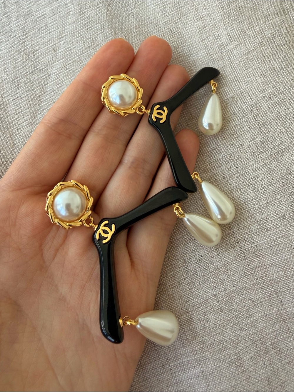🖤Vintage CHANEL Black and White Pearl Drop Earrings✨ - Picture 6 of 11